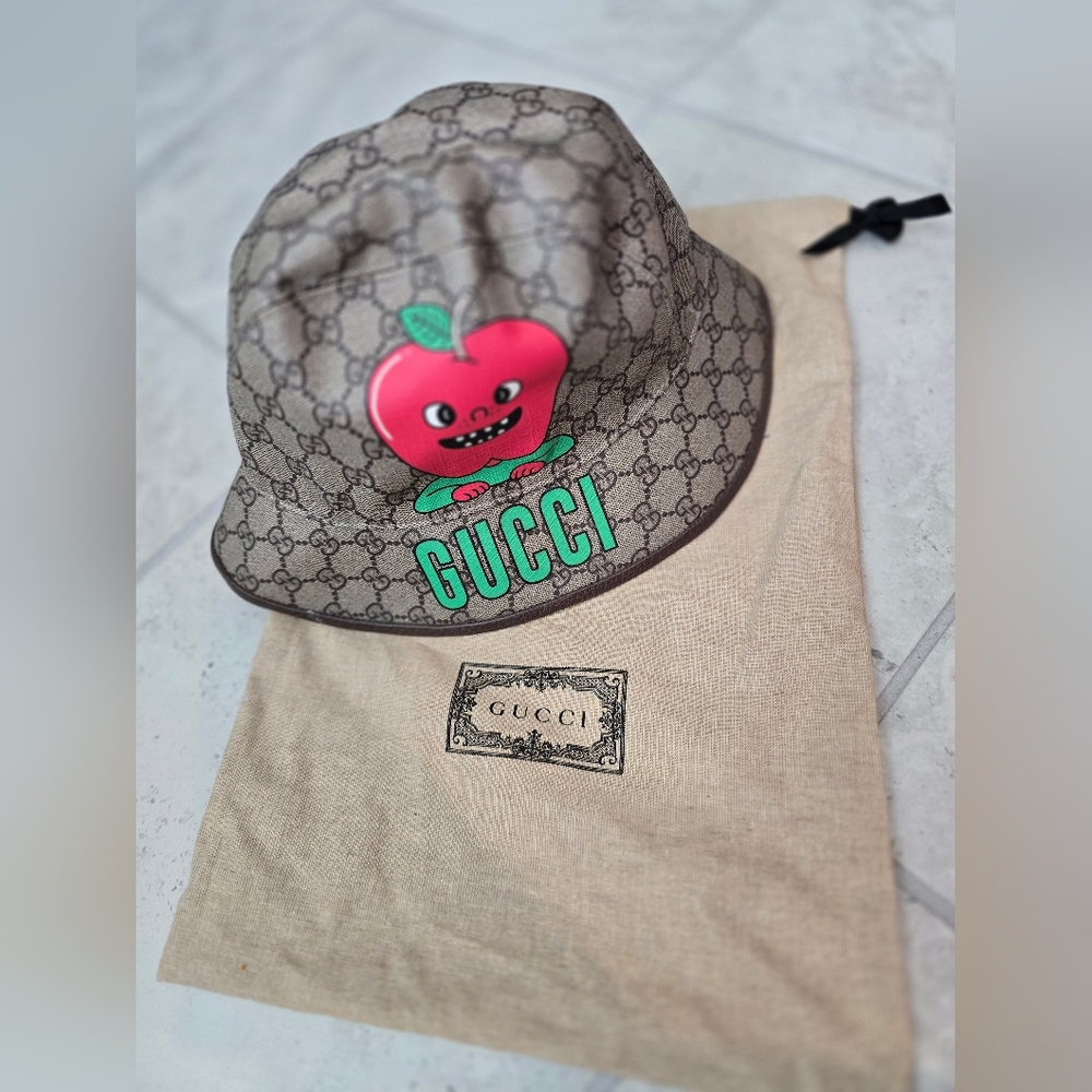 Gucci NEW Apple Supreme Logo Fedora Basket Hat Coated Canva Beige Ebony Size XXL